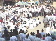 Road blockade in Akola to protest against MLA Lahamte