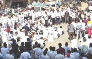 Road blockade in Akola to protest against MLA Lahamte